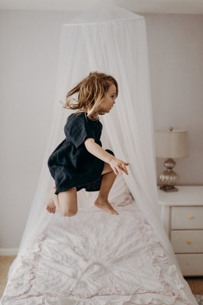 Photoshoot at home: Kids jumping on the bed